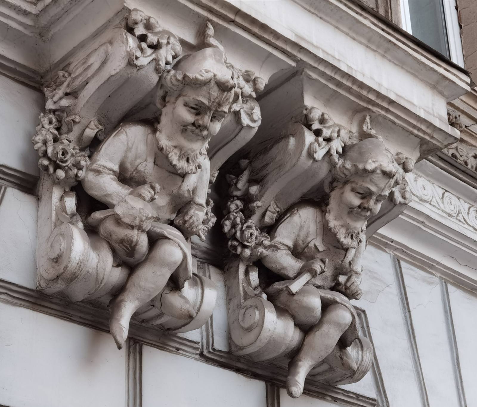 Гномы на фасаде/ фото: Светлана Юрченко