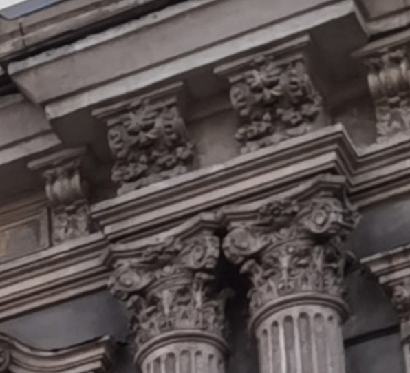 Сатиры на фасаде/ фото: Светлана Юрченко