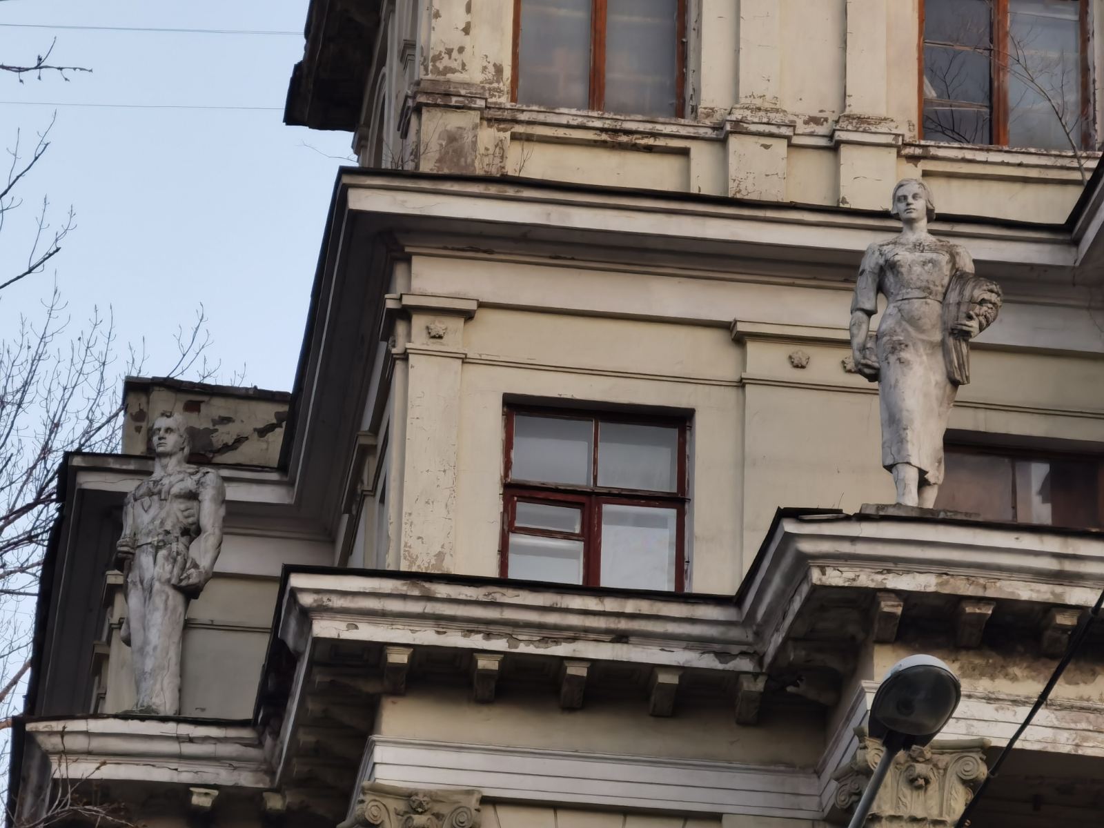 Скульптуры солдата и студентки/ фото: Светлана Юрченко