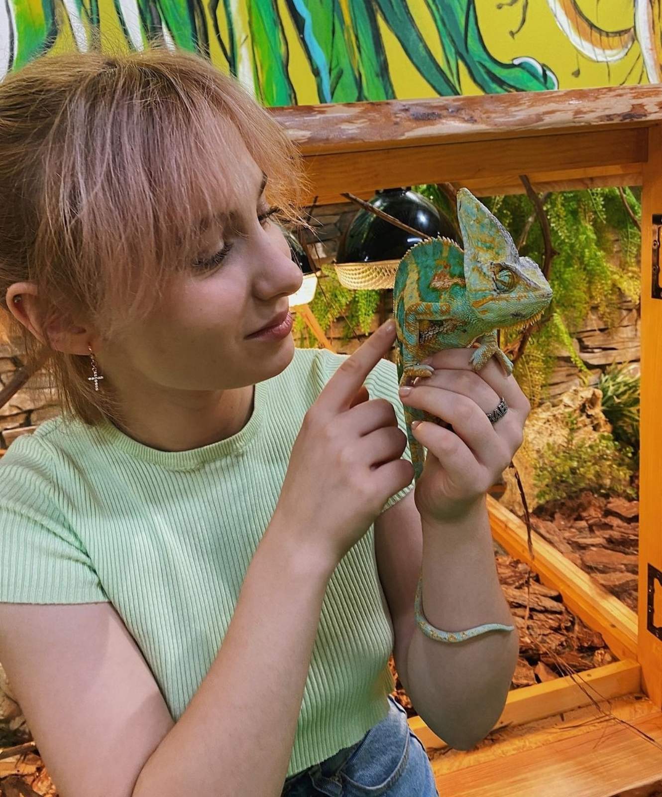 Дівчина з хамелеоном. Фото: instagram.com/zviropolis_dnepr
