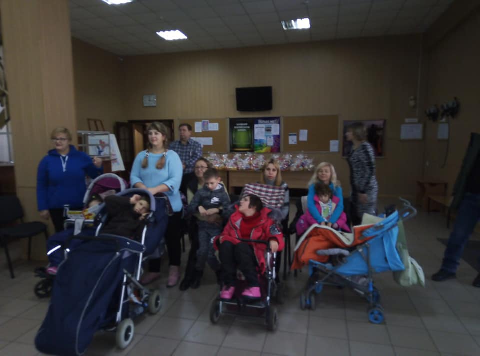 Дети с инвалидностью, которые остались без качелей/ фото: fb Анны Бабенко