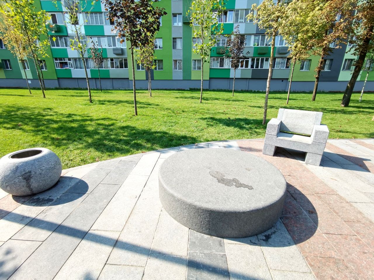 Уличная мебель в сквере на Слобожанском проспекте/ фото: Светлана Юрченко