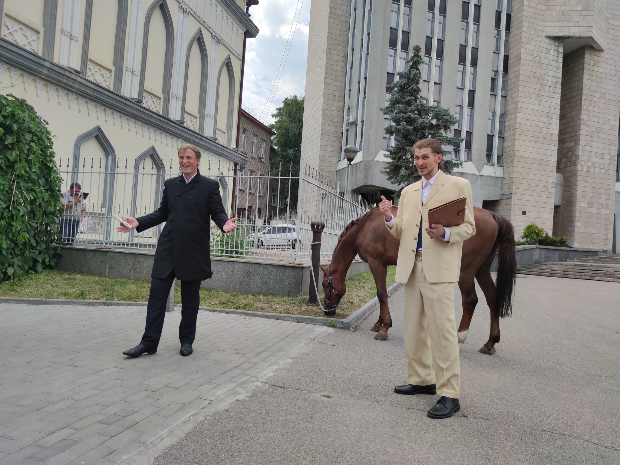 Конь у здания горсовета Днепра/ фото: fb Руслана Мороза