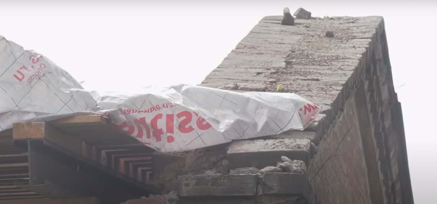 Крыша дома №26 на Алексеенко/ фото: ДнепрТВ