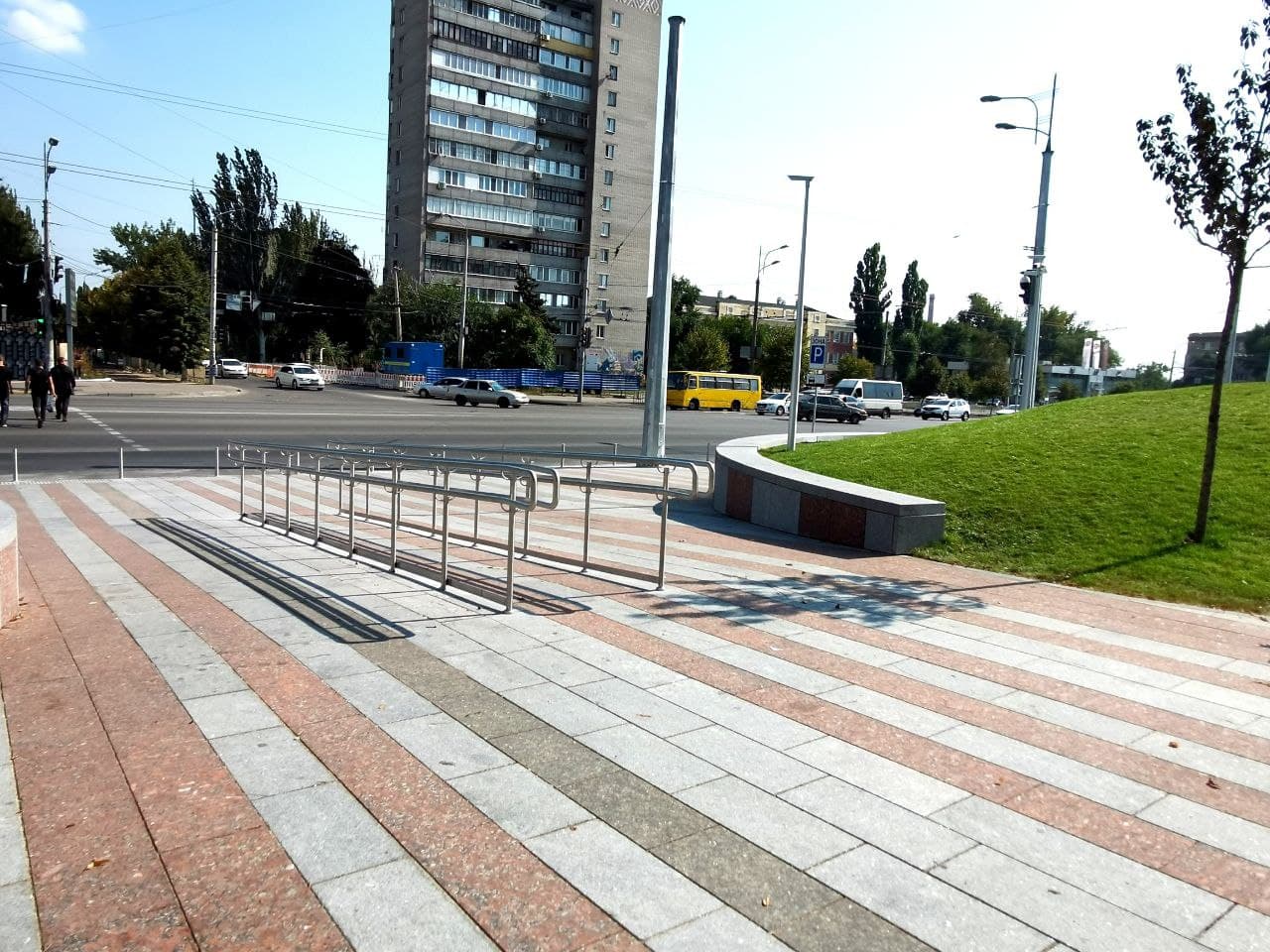 Главный вход в сквер на Слобожанском проспекте/ фото: Светлана Юрченко