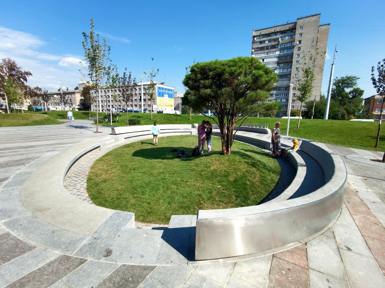 Уличная мебель в сквере на Слобожанском проспекте/ фото: Светлана Юрченко