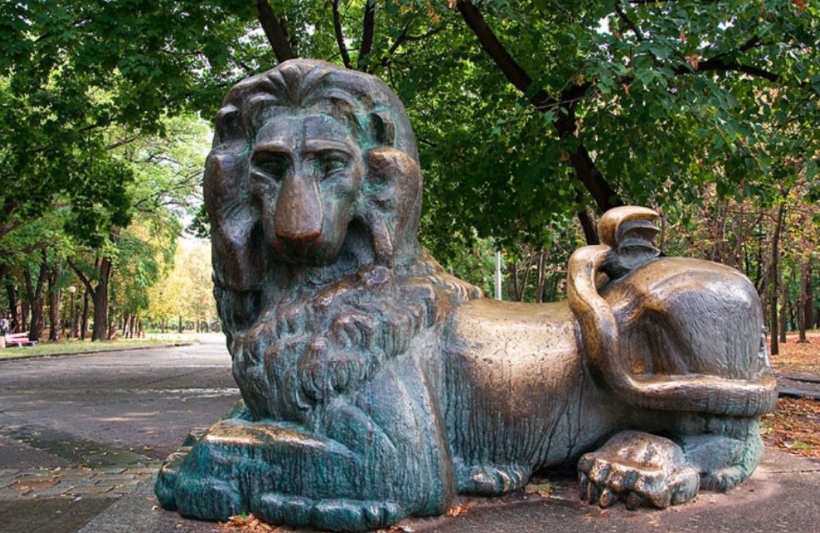Бронзовый лев в парке Шевченко/ фото: gorod.dp.ua