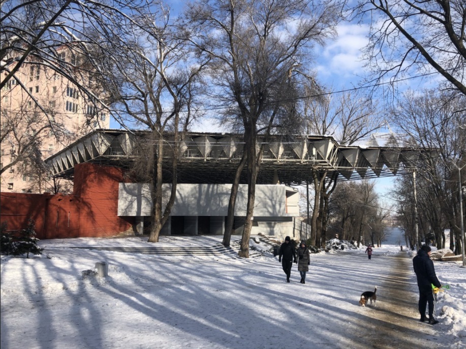 Спуск возле летнего театра в парке/ фото: 2gis.ua