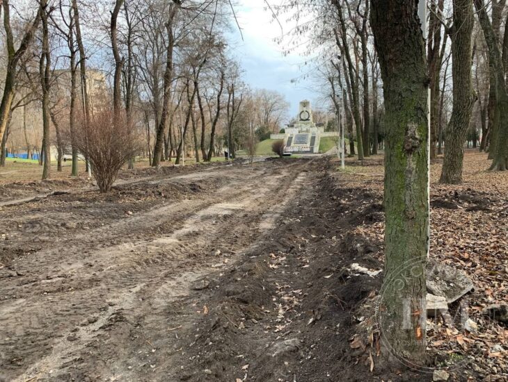 Нынешний вид аллеи в Севастопольском парке, где до реконструкции находились бюсты.