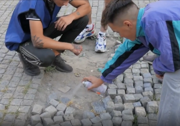 В центре Днепра "отремонтировали" тротуар - фото: inst david.prank