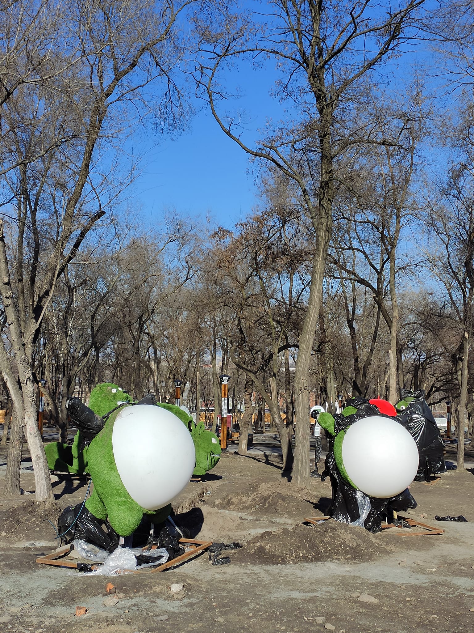 Фігурки у сквері Металургів.