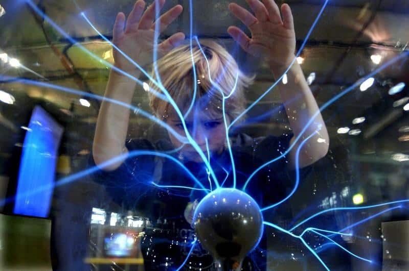 Мальчик в музее/ фото: veryimportantlot.com