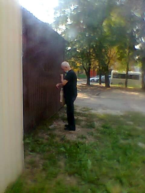 Мужичина на Тполе по камушку разобрал тротуар/ фото: fb Владимира Бондаренко