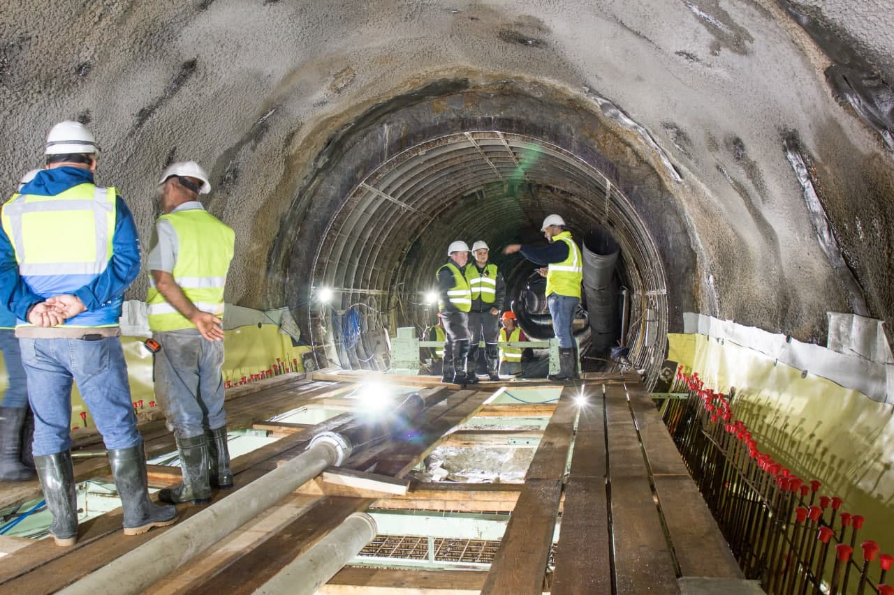 Обустройство постоянных креплений в лотковой части тоннеля/ фото: Артем Костюк