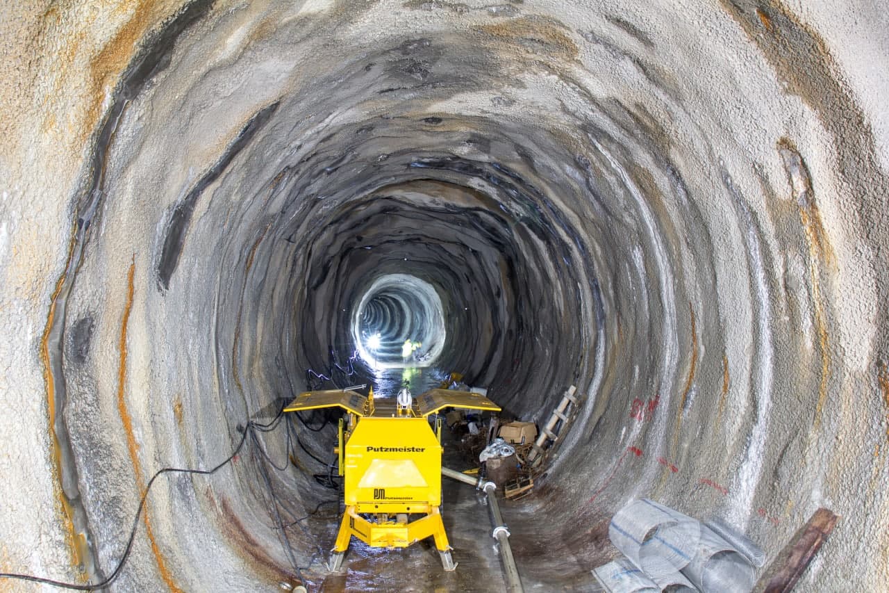 Обустройство постоянных креплений в лотковой части тоннеля/ фото: Артем Костюк