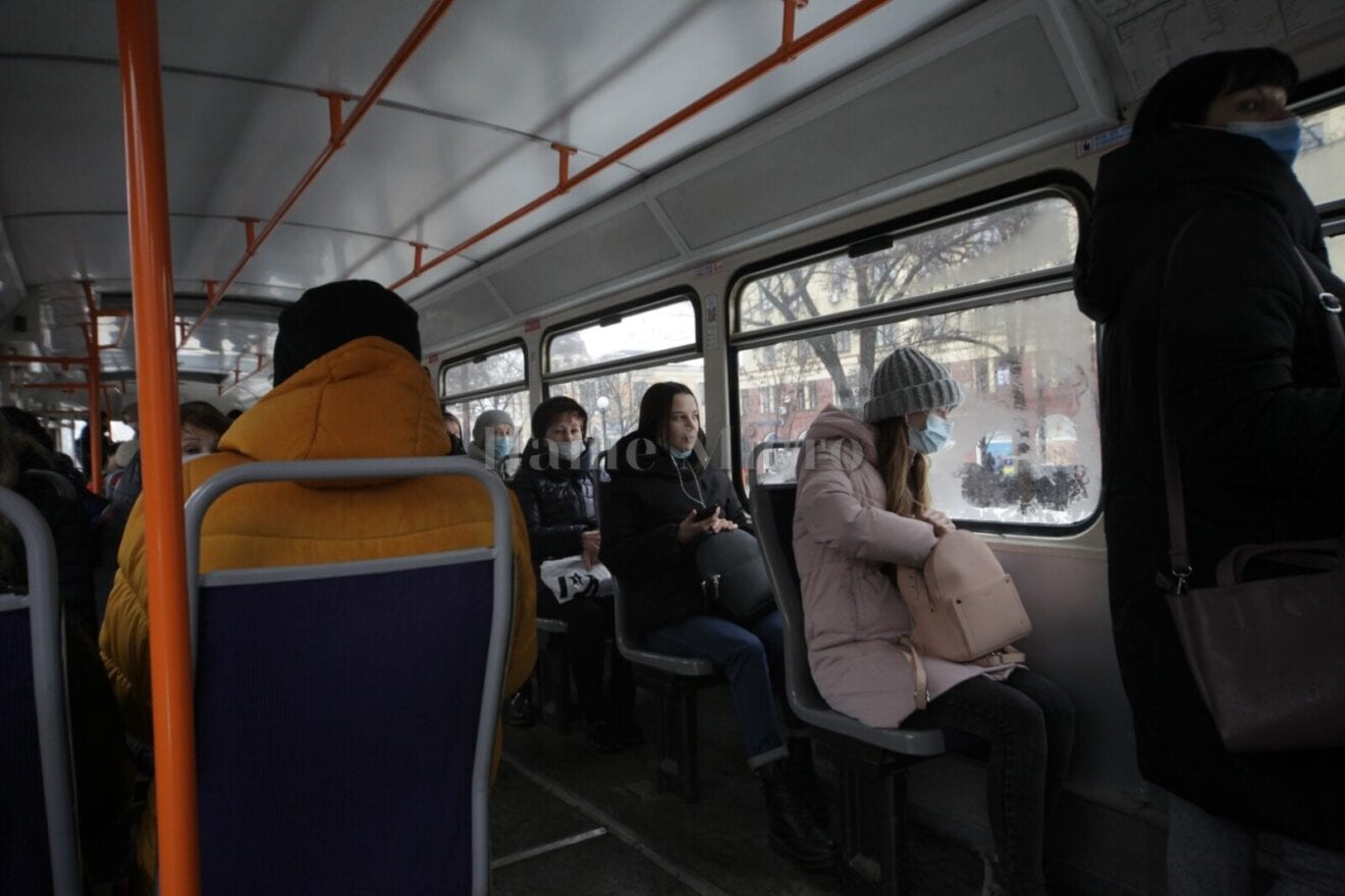 Девушка без маски в транспорте/ фото: НМ