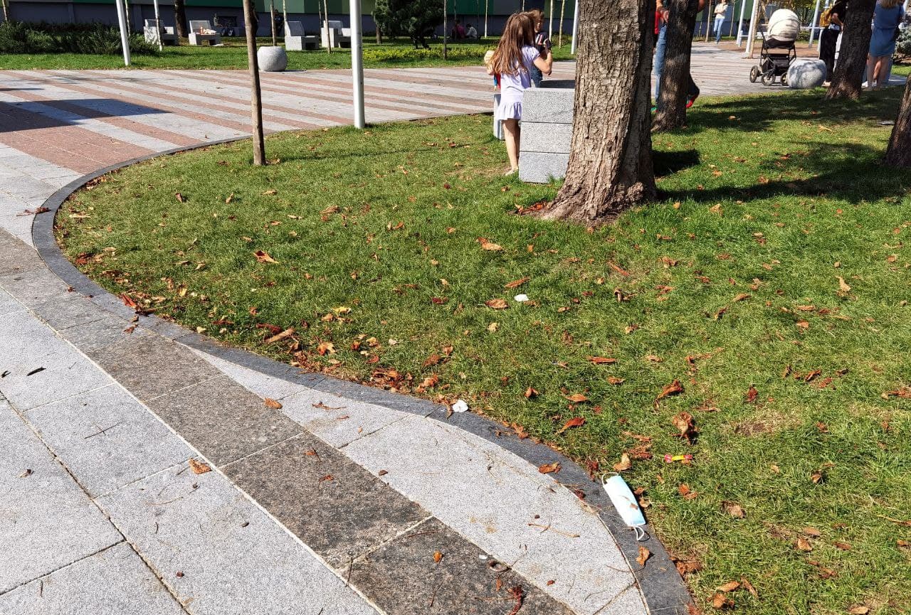 Мусор в сквере на Слобожанском проспекте/ фото: Светлана Юрченко