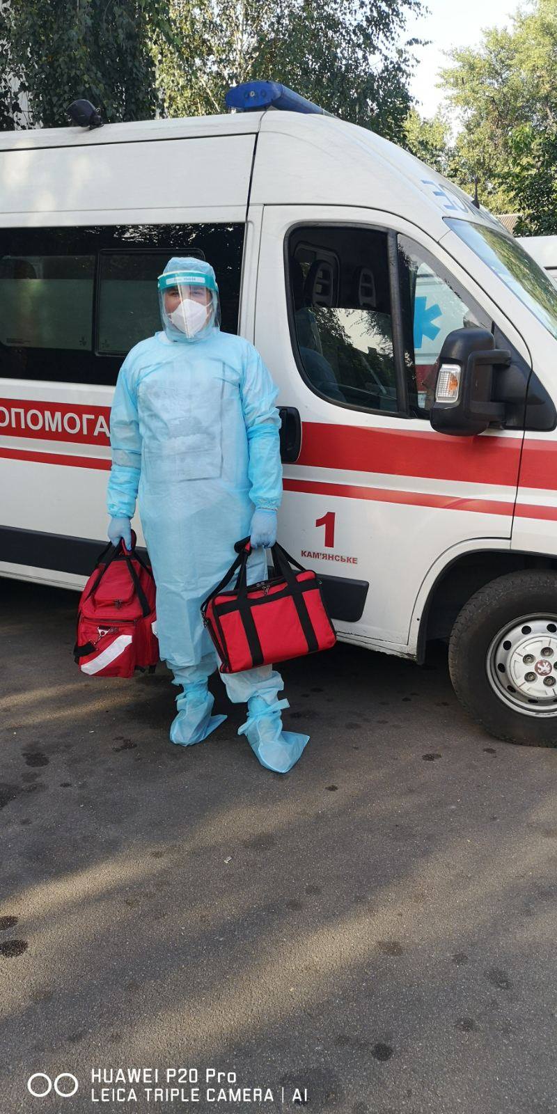 Одна из медиков бригады "скорой" на месте события/ фото: fb Ларисы Быданцевой