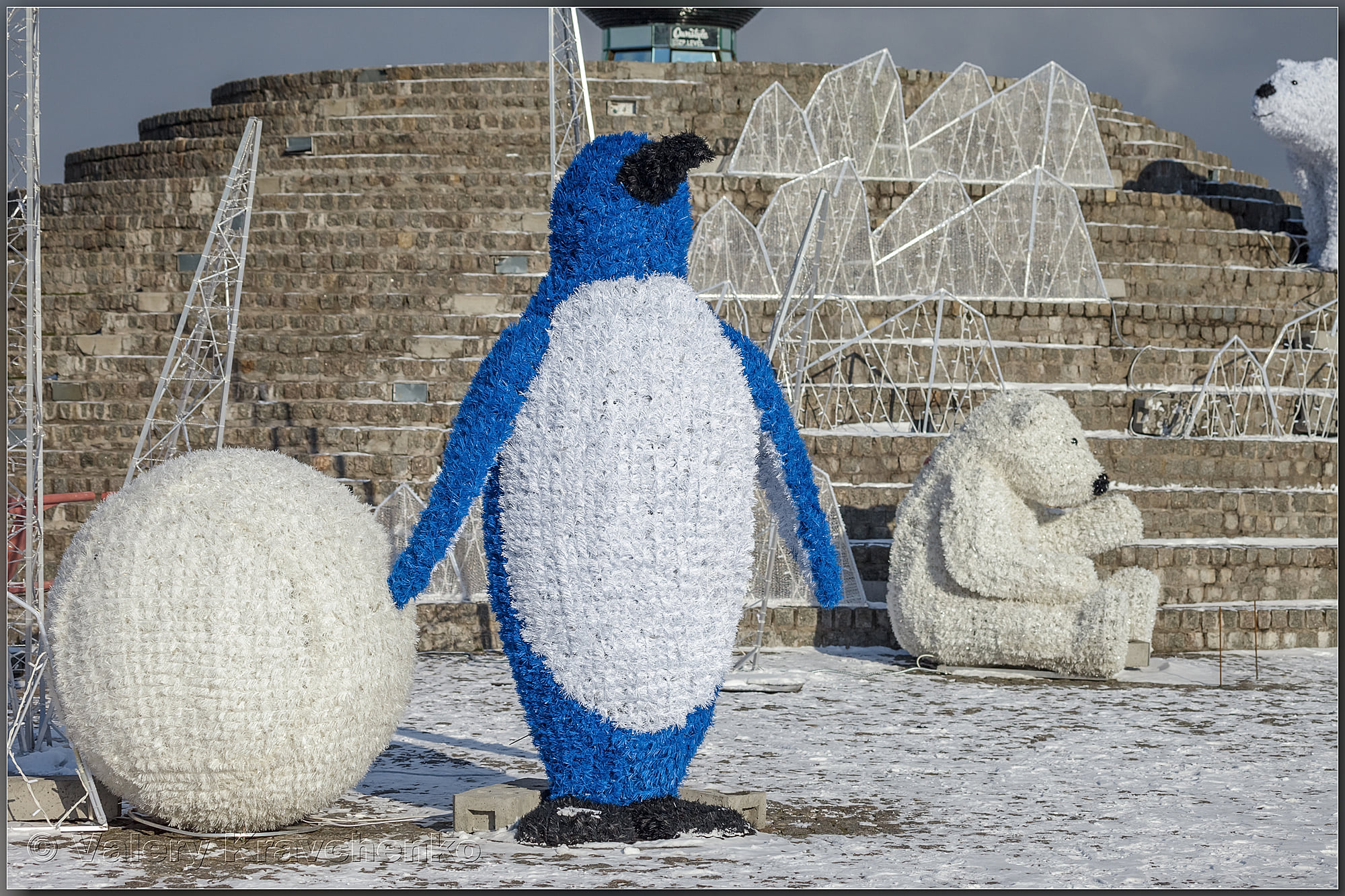 В Днепре на Фестивальном причале появились пингвины и медведи.