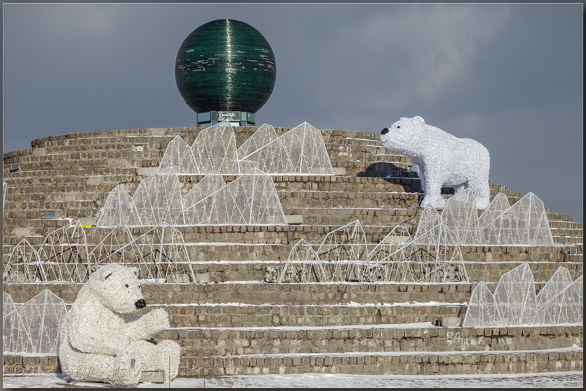 В Днепре на Фестивальном причале появились медведи.