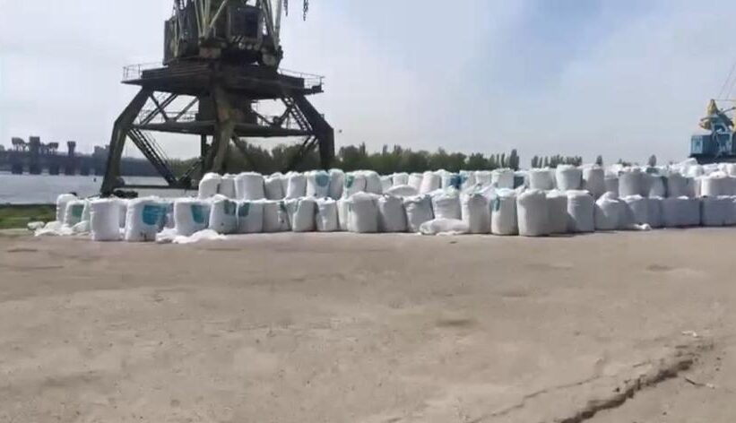 Мешки в химическими веществами в речпорту/ фото: информационное агенство Антикоррупционного правозащитного совета