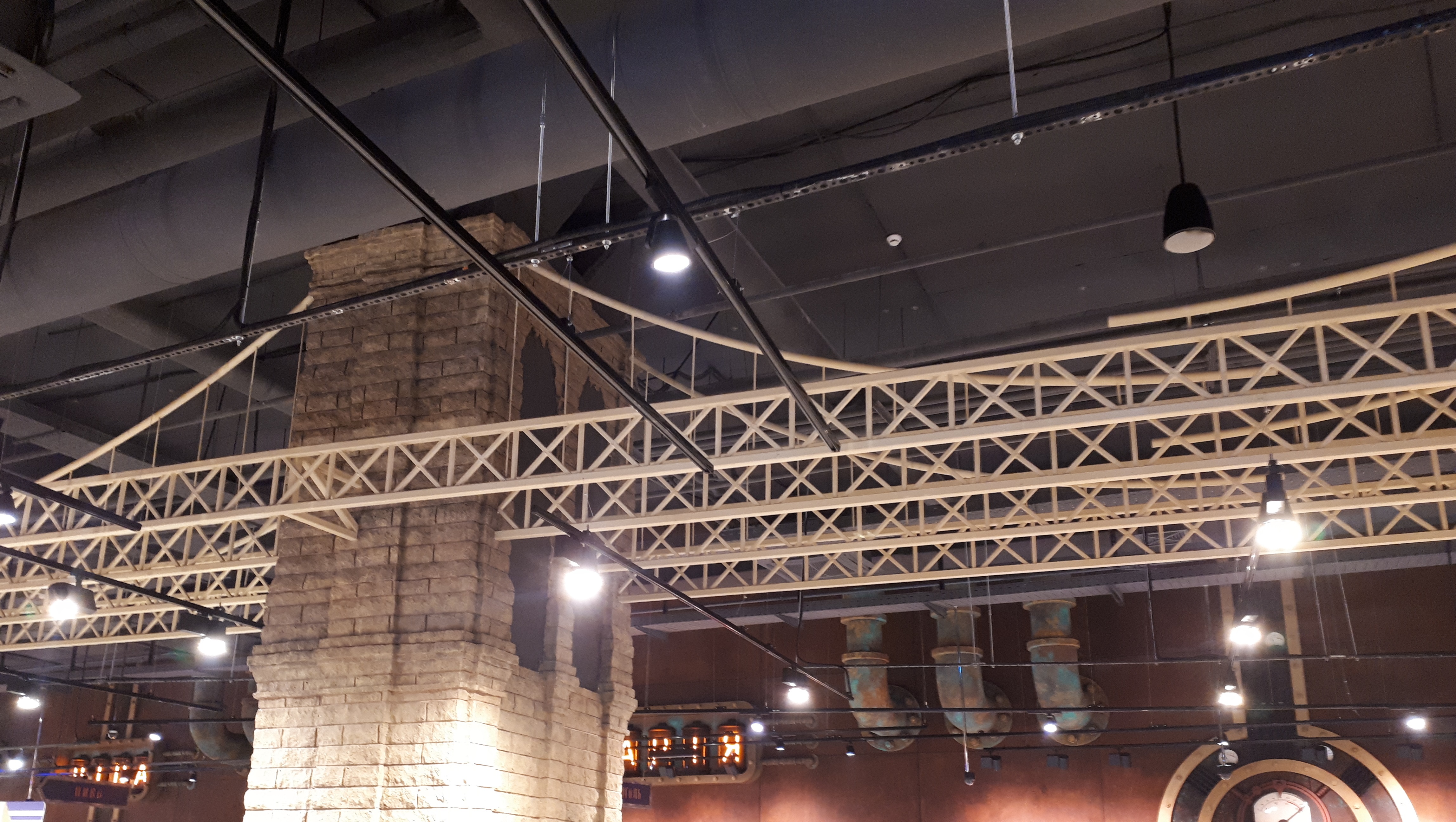 Бруклинский мост над отделом с алкоголем/ фото: Светлана Юрченко