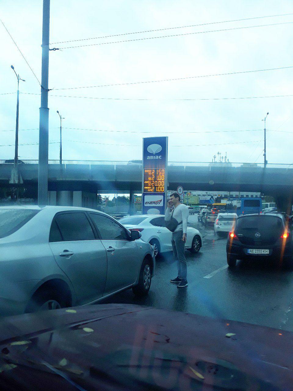 ДТП на съезде с Центрального моста/ фото: ДТП пробки Днепр