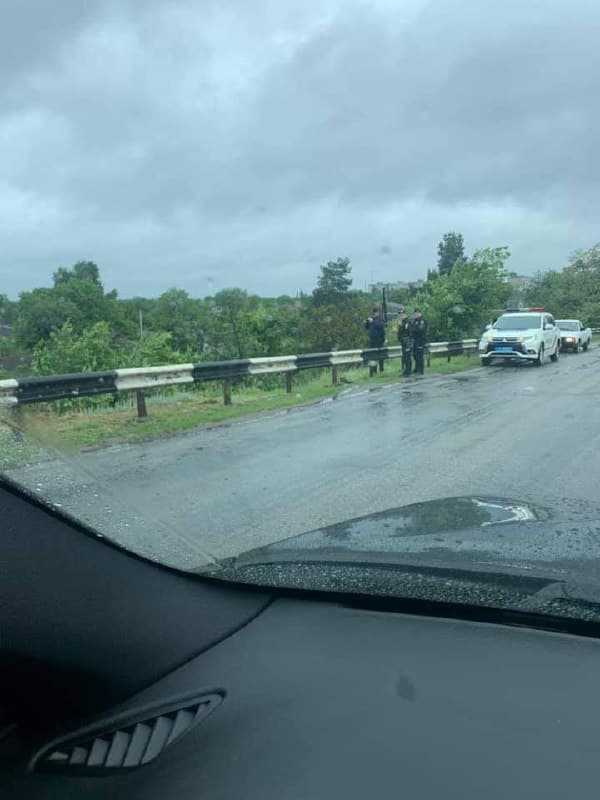 Полицейские у Вороновского моста в Новомосковске/ фото: tg Дніпро Обласний