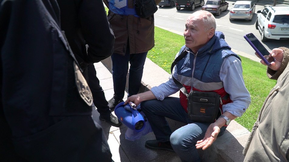 Мужчина с георгиевской ленточкой возле памятника "Вечной Славы"/ фото: Суспільне