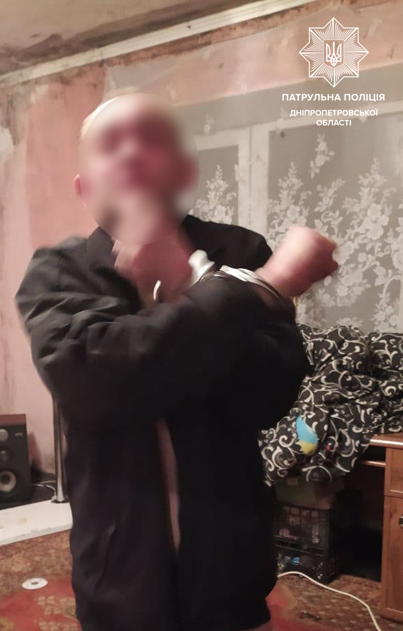 В Днепре мужчина пытал, бил и поджигал свою сожительницу.