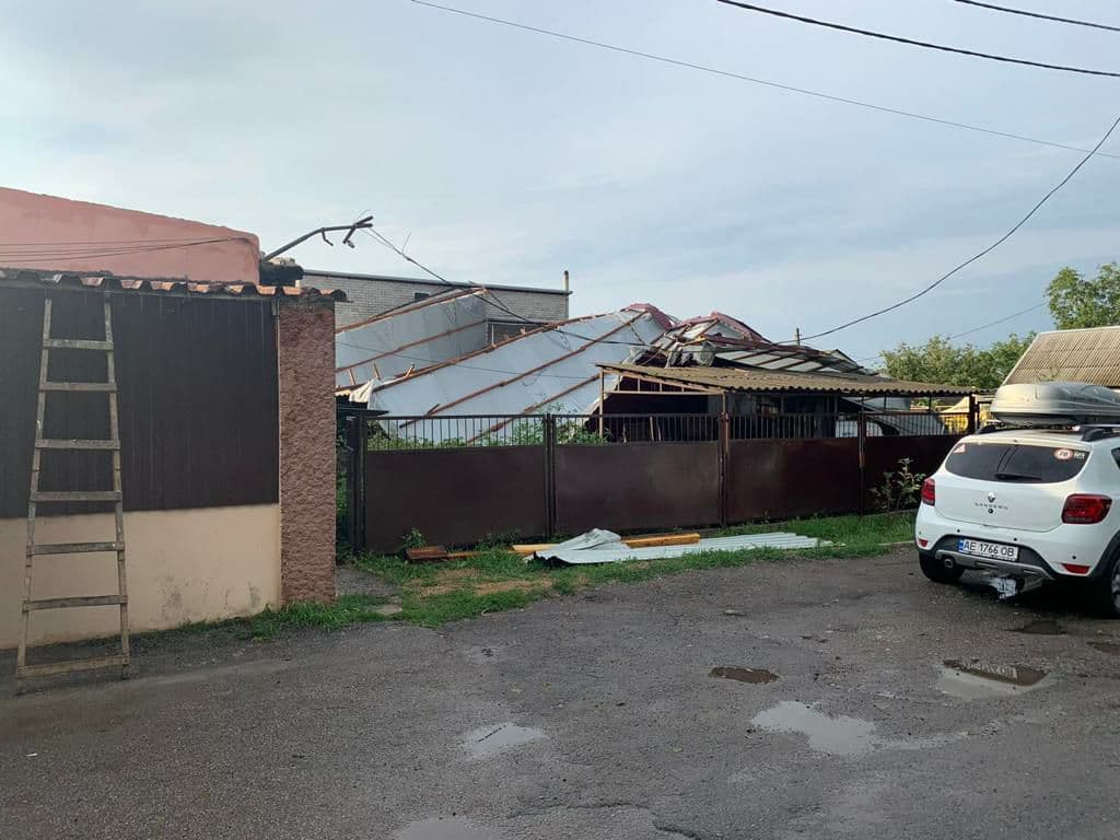 Крыша упала на жилой дом и машину/ фото: пресс-секретарь ГСЧС Дарья Гречищева