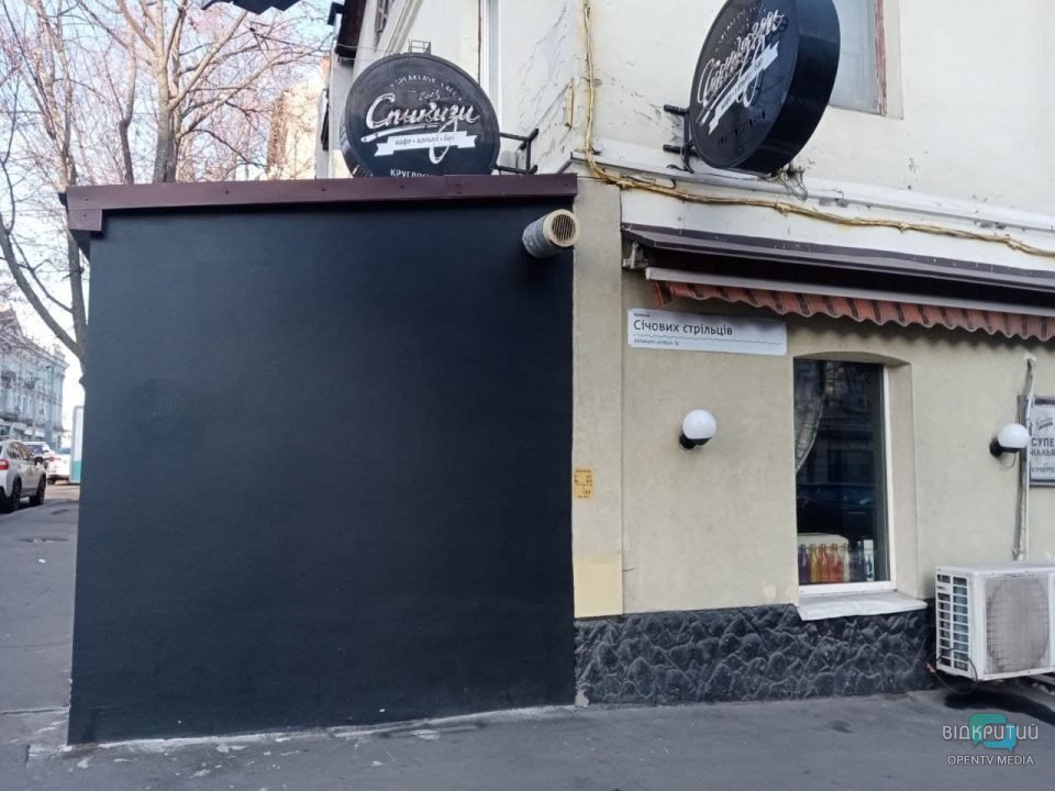 Мурал со сценой из "Сияния" (актер Джек Николсон, герой Джек Торренс) в Днепре закрасили.