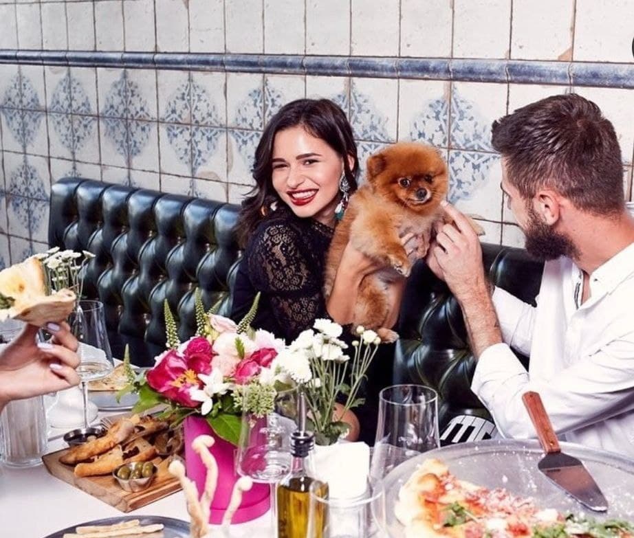 Девушка с собачкой в ресторане "СиСи".