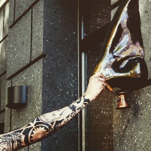 Нос на фасаде кафе/ фото: inst nose_coffee