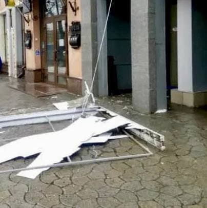 На проспекте Яворницкого, 62 упала вывеска АТБ.