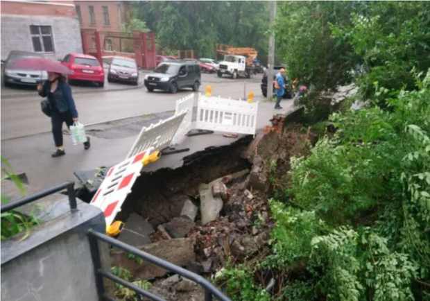 На Крутогорном спуске образовался обвал/ фото: d1.ua