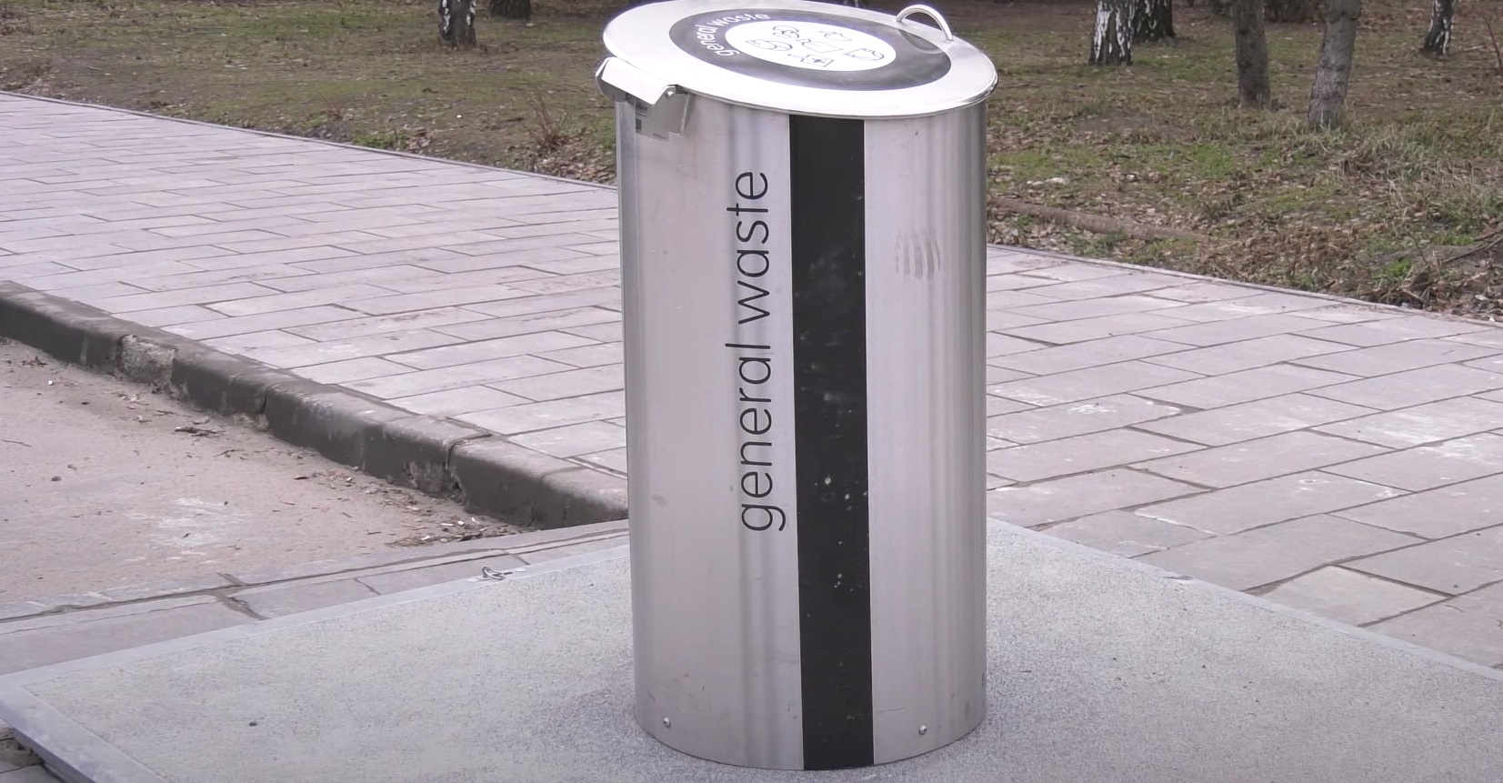 Антивандальный мусорный контейнер для общих отходов в Днепре.