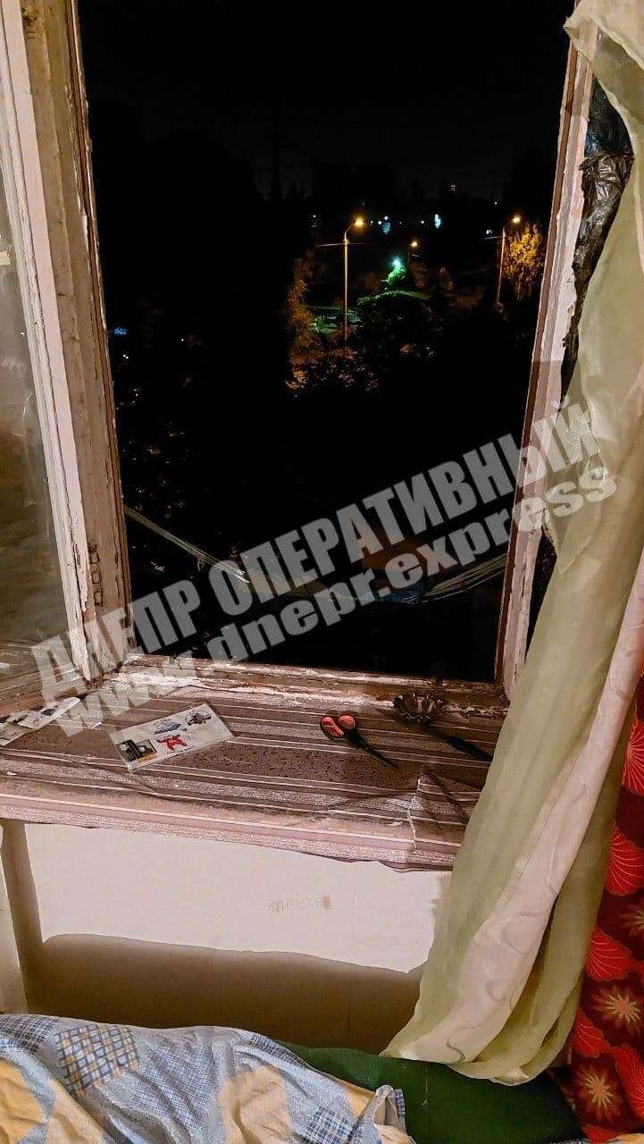 Окно общежития на Осенней, 15, из которого выпрыгнул парень/ фото: Днепр Оперативный