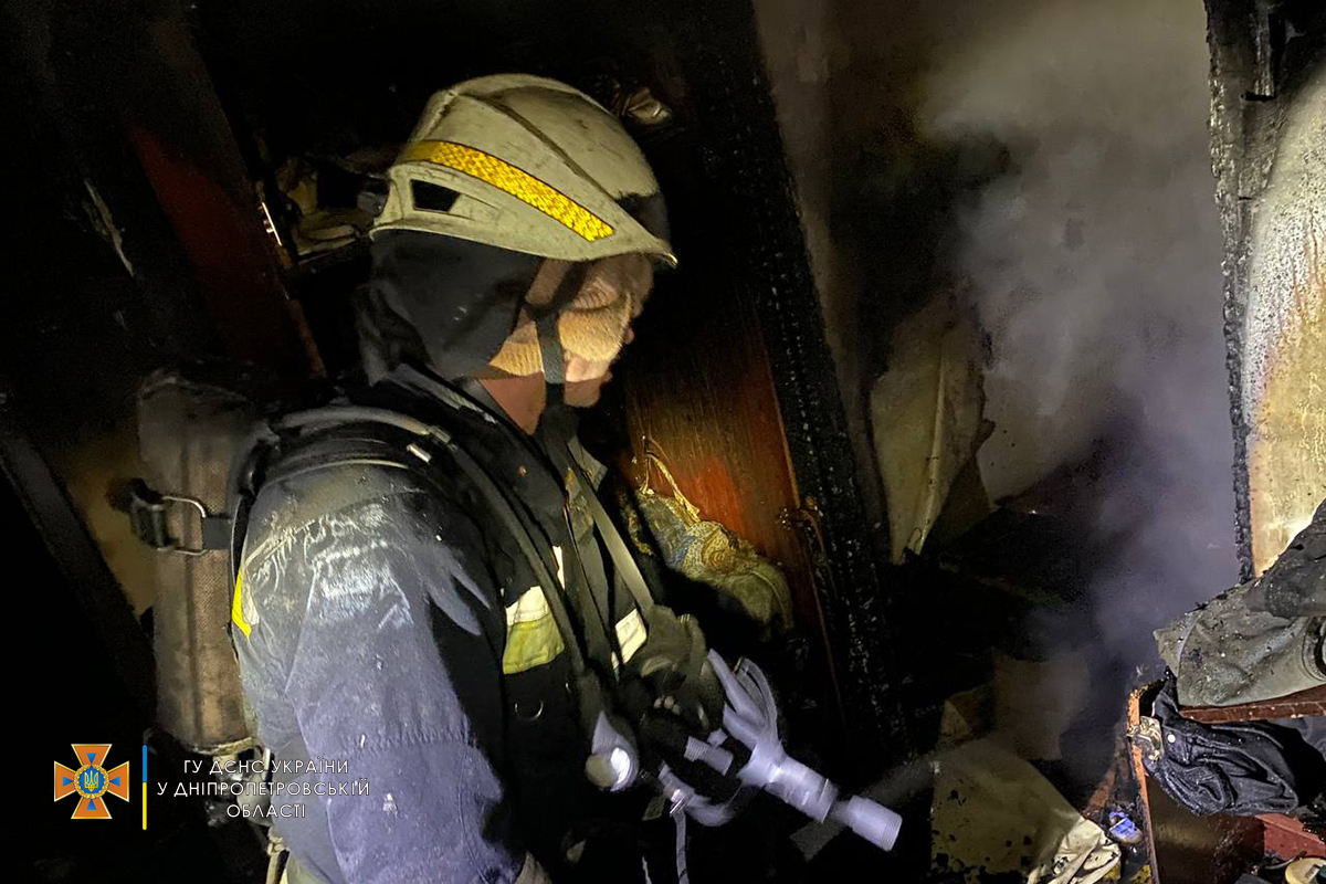 Пожарные в горящей квартире.