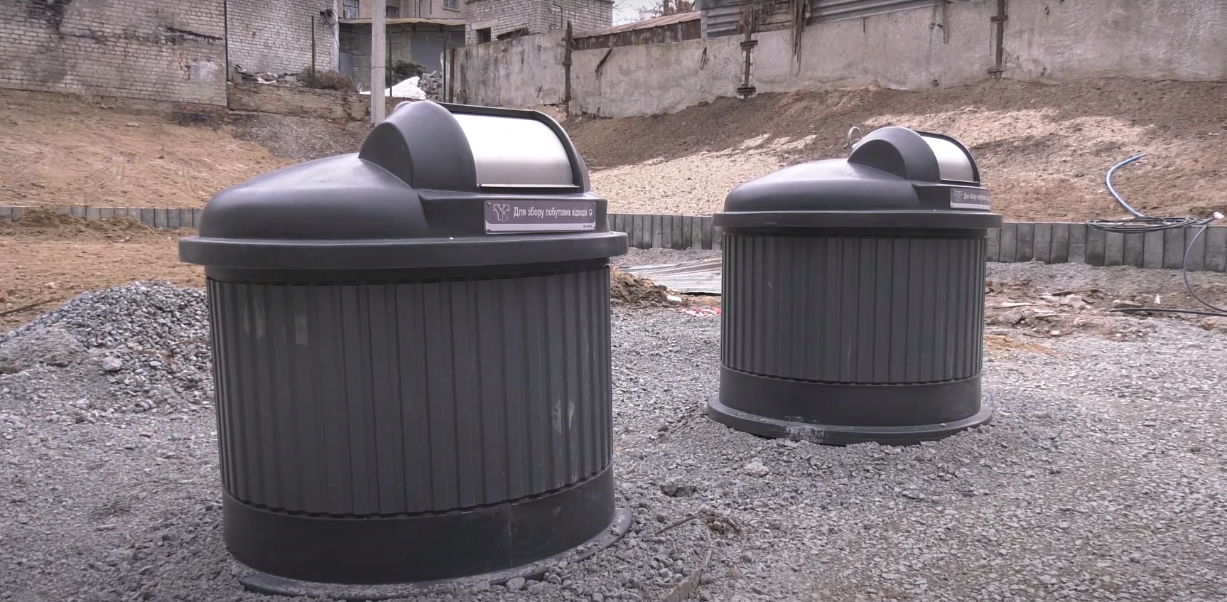 Антивандальные мусорные контейнеры для общих отходов в Днепре на бульваре Кучеревского.