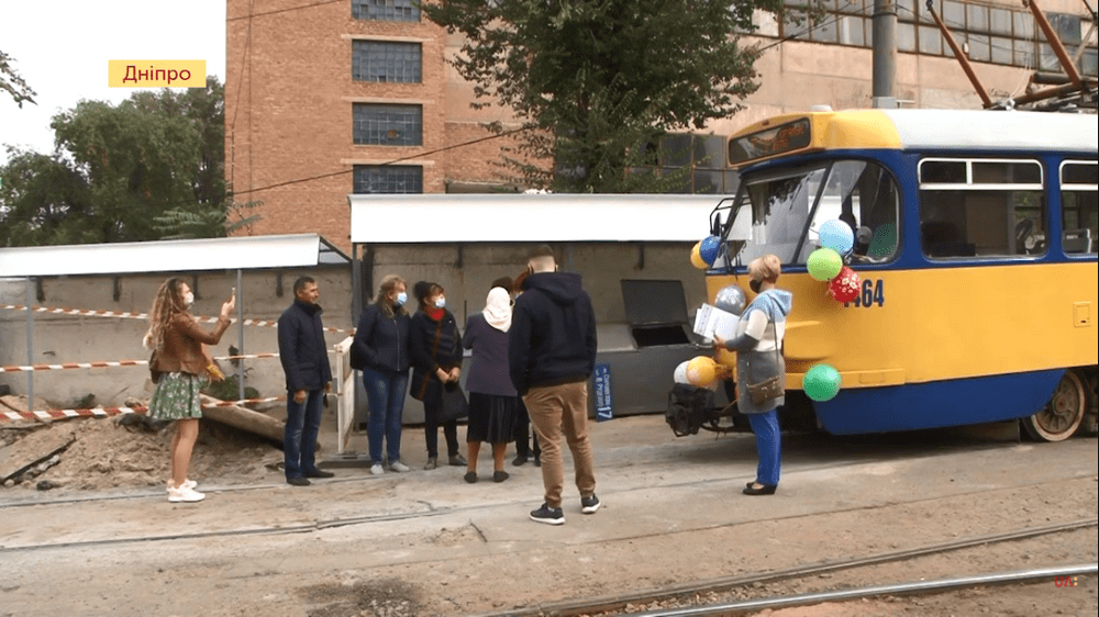 Бабушке вручили грамоту/ фото: Суспільне