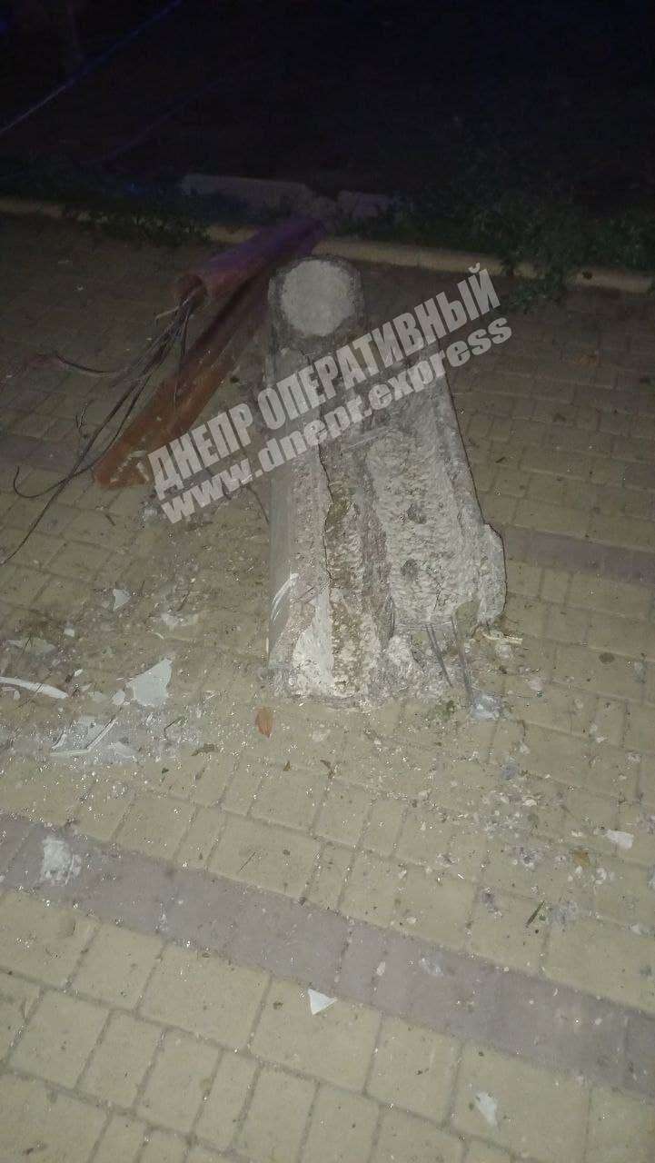 В Днепре на Дубинина авто "влетело" в электроопору/ фото: Днепр Оперативный