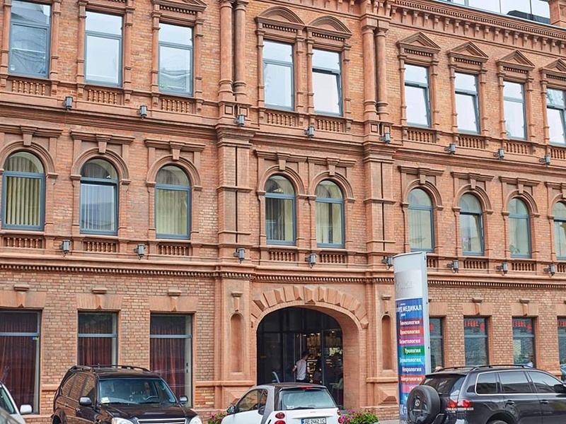 Клиника находится внутри, спросить этаж можно у охранника/ фото: likarni.com