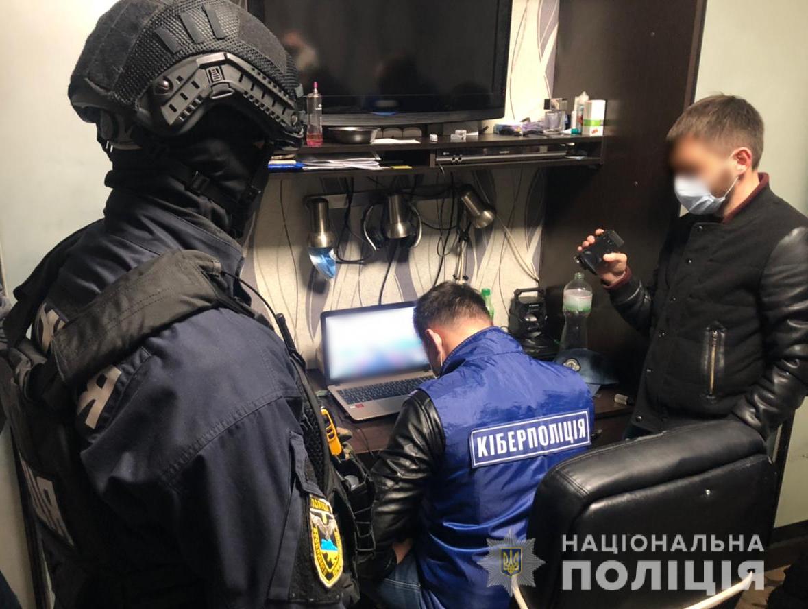 Обыск жилья мошенников/ фото: пресс-службы ГУНП Запорожской области