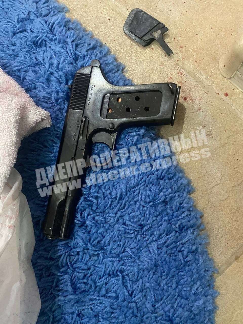 Патрон и пистолет на месте происшествия/ фото: Днепр Оперативный