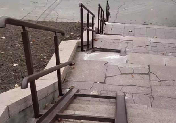 Возле Монумента Славы сделали пандусы, по которым не съехать / фото fb Станислав Лифлянчик