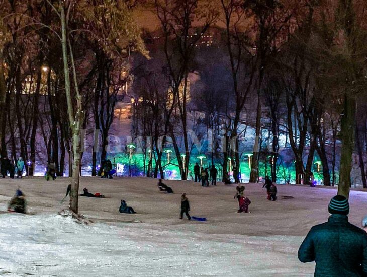 Люди массово катаются на санках в парке Зеленый Гай.