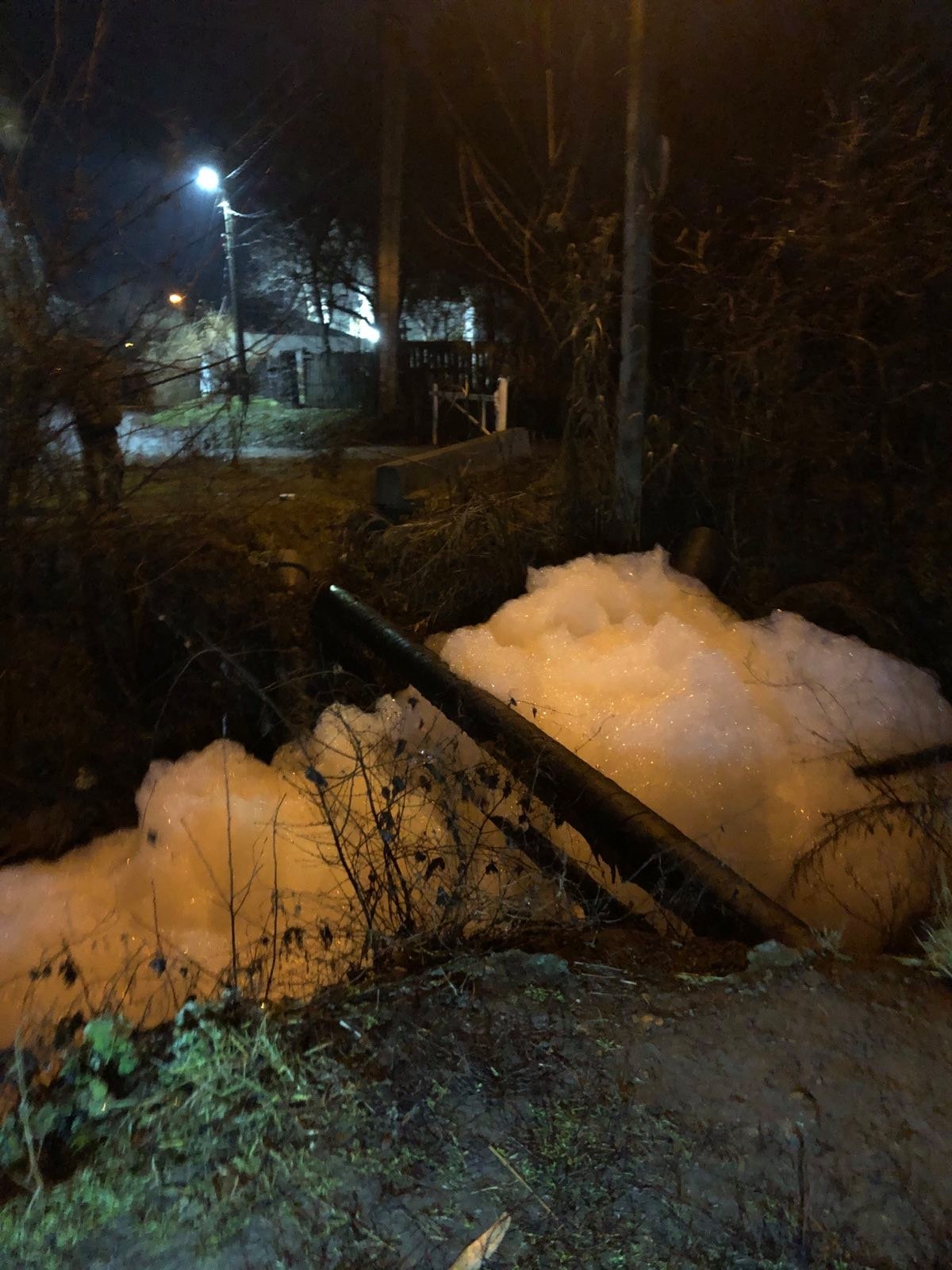 Пена стекает вечером 27.01.21/ фото: fb Наш Лівобережний