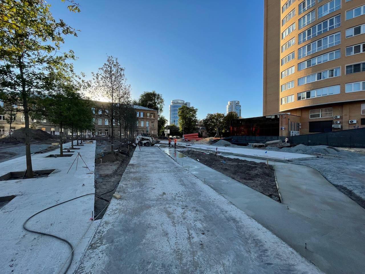 Заливка бетоном основы будущих дорожек и фонтана на Успенской площади/ фото: пресс-служба департамента благоустройства и инфраструктуры Днепра