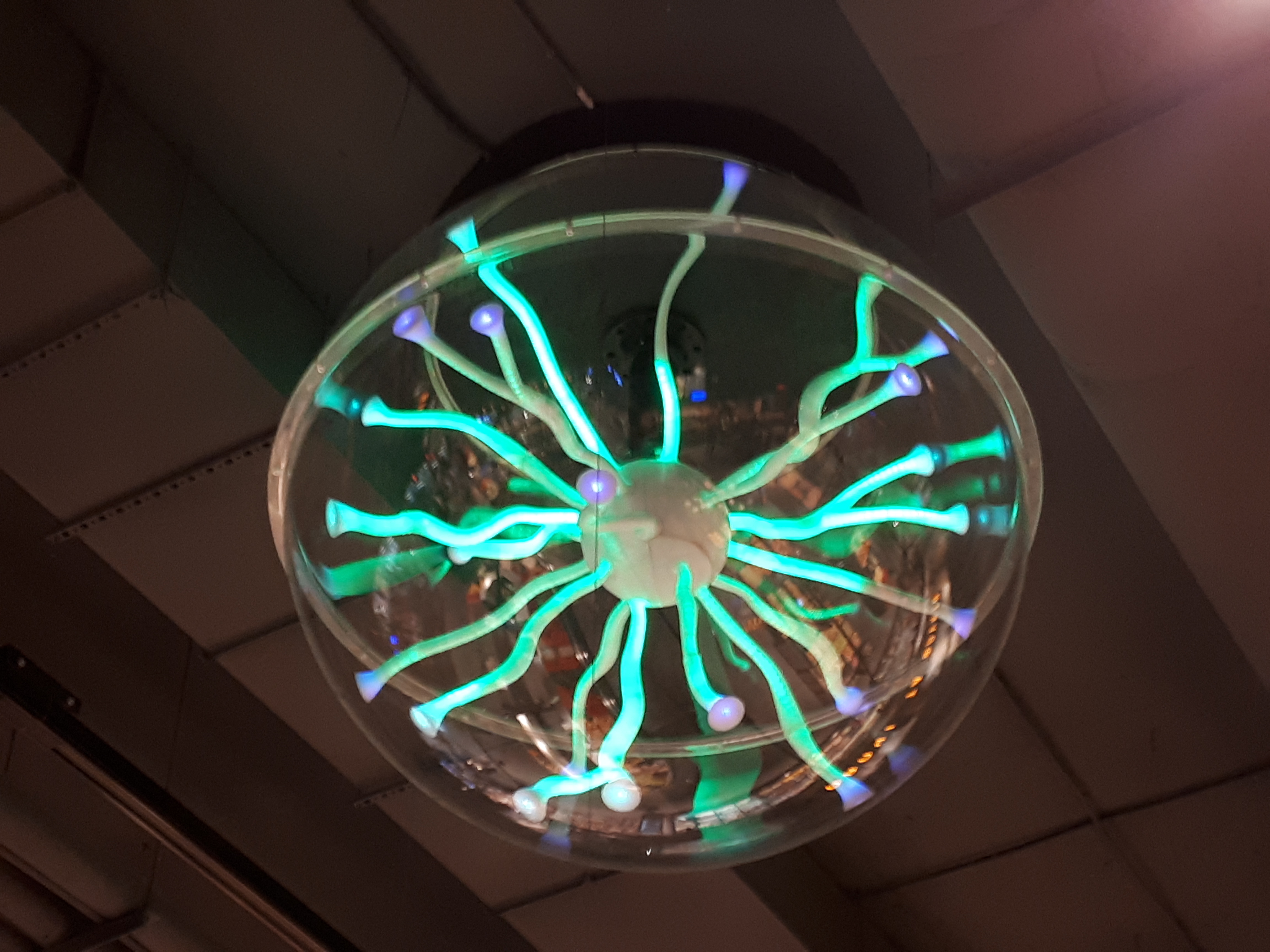 Плазменная лампа Теслы над овощным отделом/ фото: Светлана Юрченко